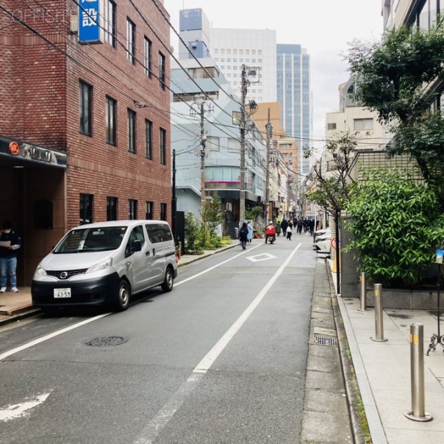 青山エイティーンビル ビル前面道路