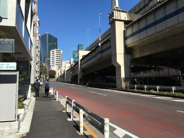 メゾン麻布 ビル前面道路