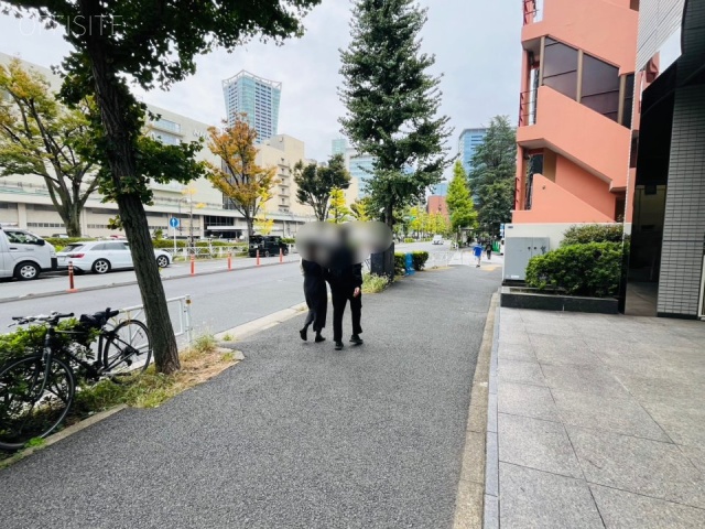 NRビル　前面歩道