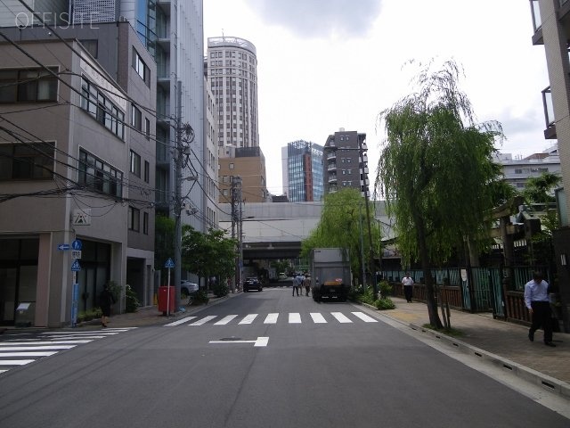 NARAビル ビル前面道路