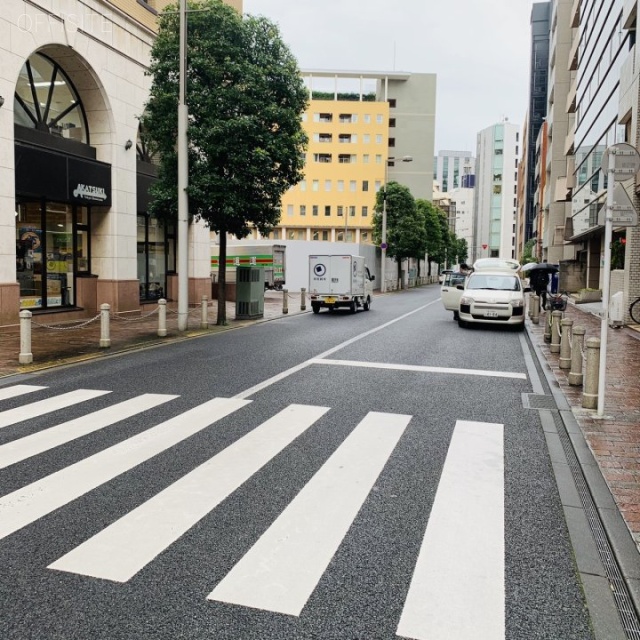 中銀新橋マンション ビル前面道路
