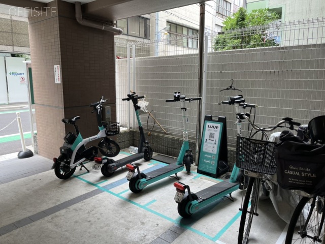 KOALA BLDG.AKIHABARA エントランス　電動キックボード・自転車