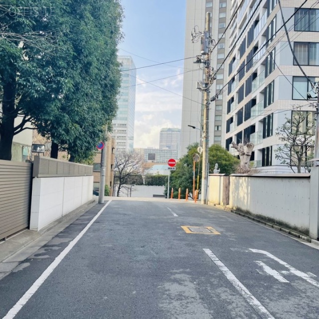 霊南坂ビル　前面道路