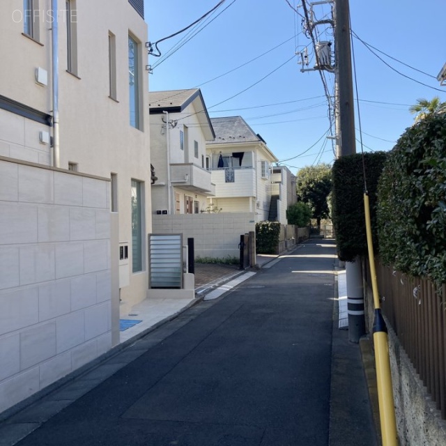 J RESIDENCE　ビル前面道路