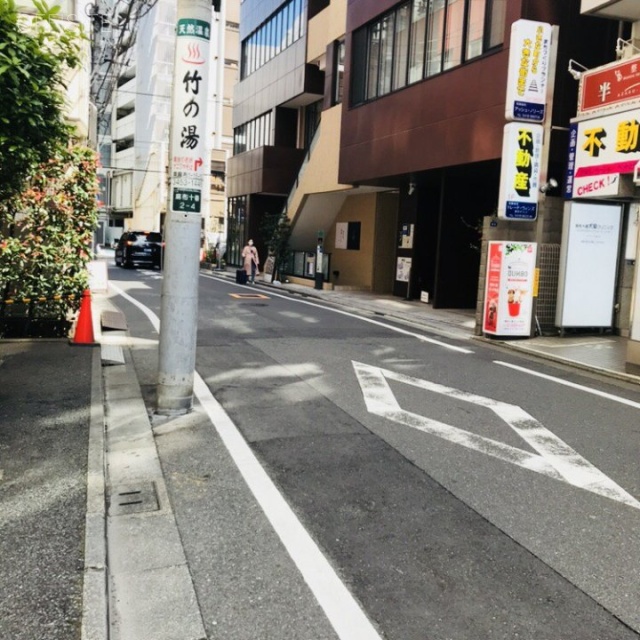 メゾンアザブディックス ビル前面道路