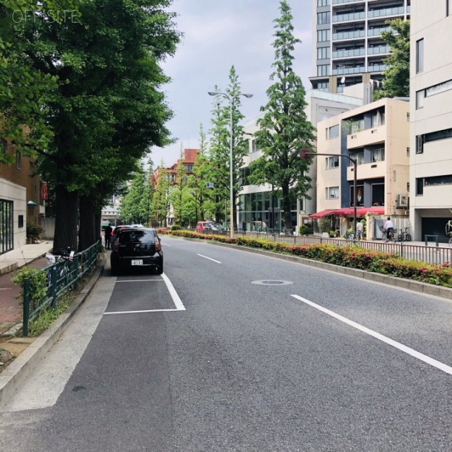 バルビゾン25　前面は外苑西通り
