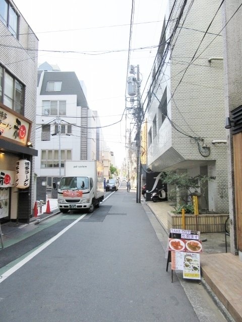 高池ビル ビル前面道路
