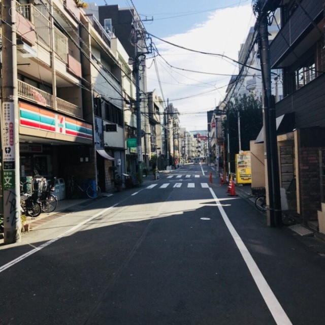 ビル前面道路