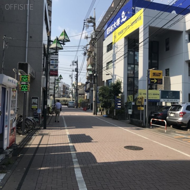 高峰ビル ビル前面道路