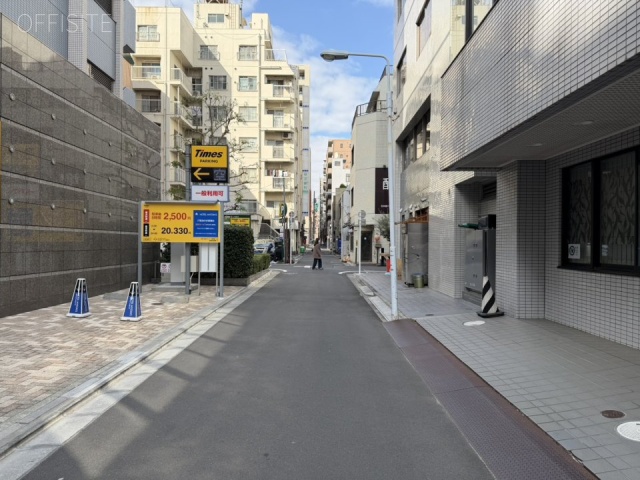 USビル　前面道路