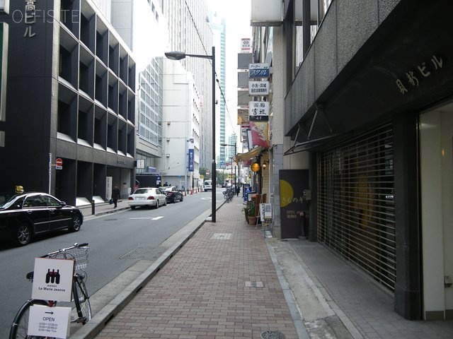 貝新ビル ビル前面道路