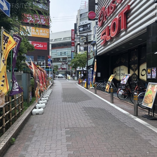 春日ビル ビル前面道路