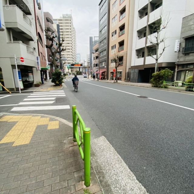 GGIC京橋ビル ビル前面道路