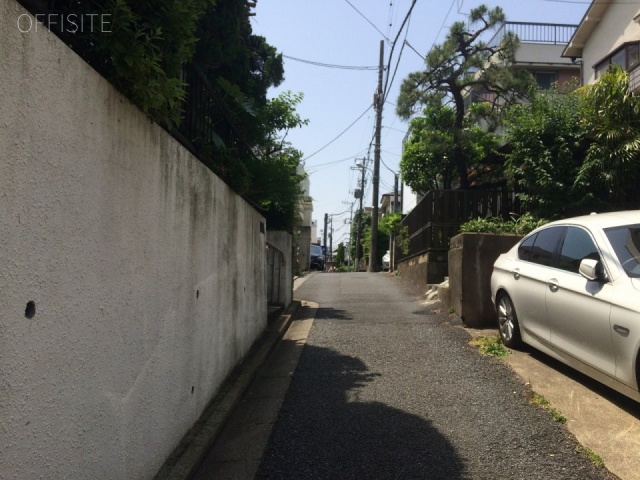 シェ・スワ原宿台 ビル前面道路