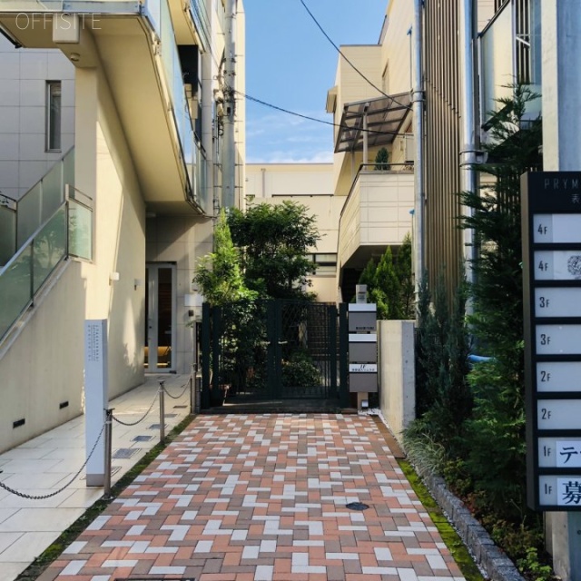 PRYME CUBE表参道 ビル前面道路