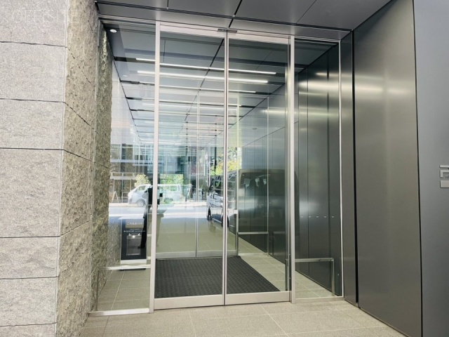 PMO市ヶ谷 オフィスビル出入口