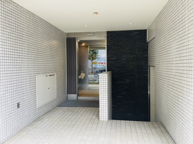 本郷七番館　オフィスビル出入口