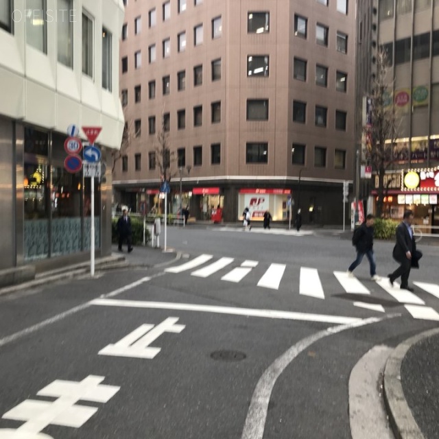 プルミエ西新宿ビル ビル前面道路
