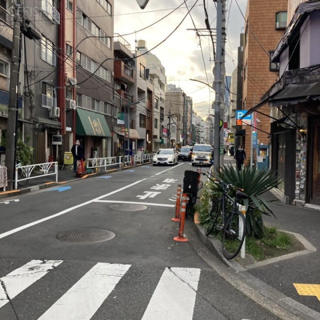 プラザF3ビル　ビル前面道路