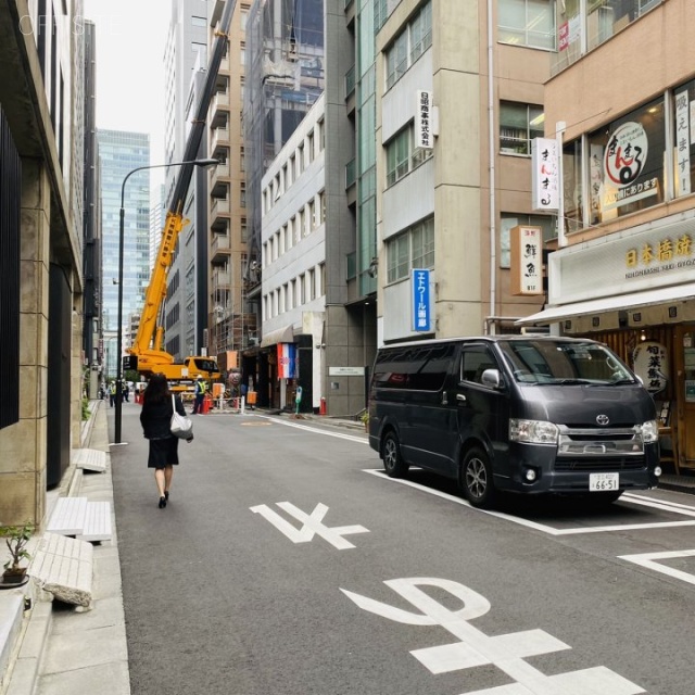 イーストビル ビル前面道路