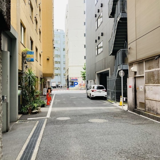 花園ビル ビル前面道路