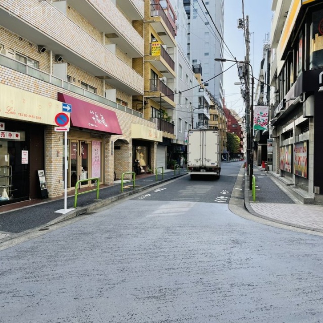 麻布十番ハウスビル ビル前面道路