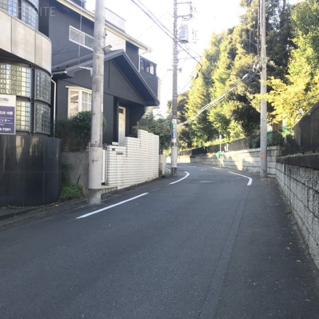 アイルイン弥生町 ビル前面道路