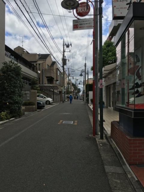 河津ビル ビル前面道路