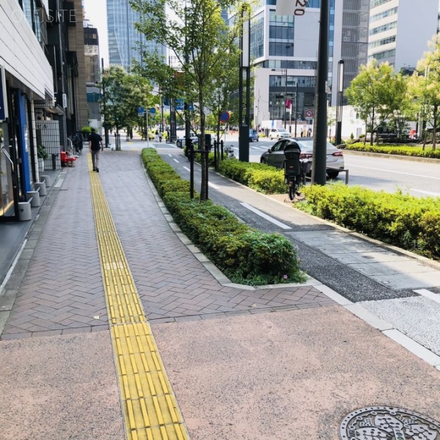 リビオレゾン新虎通り ビル前面道路