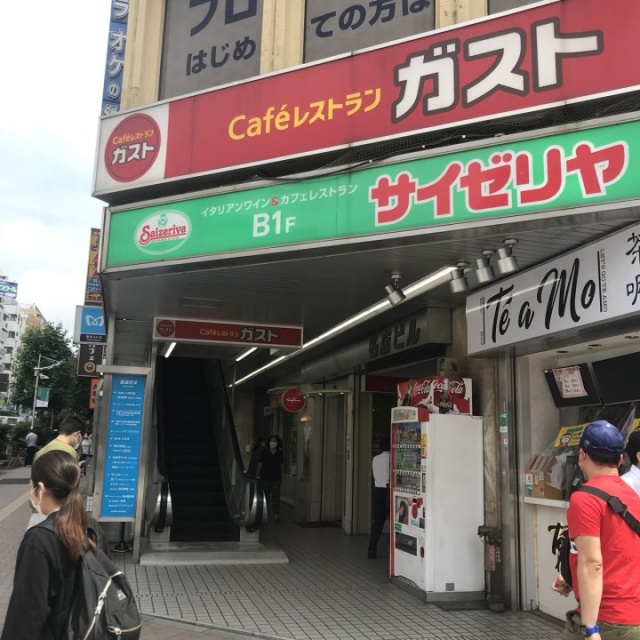 高田馬場地下鉄名店ビル エントランス