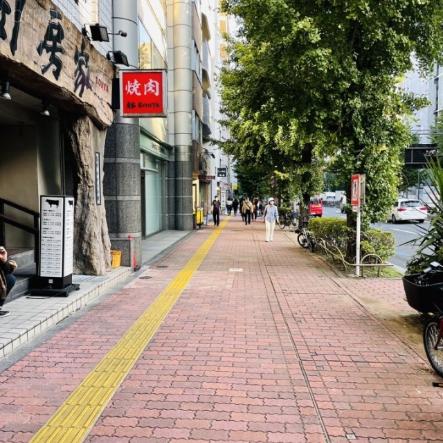 朝日中山ビル 前面歩道