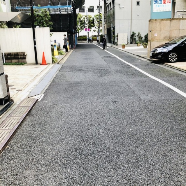 芝ブライトビル ビル前面道路