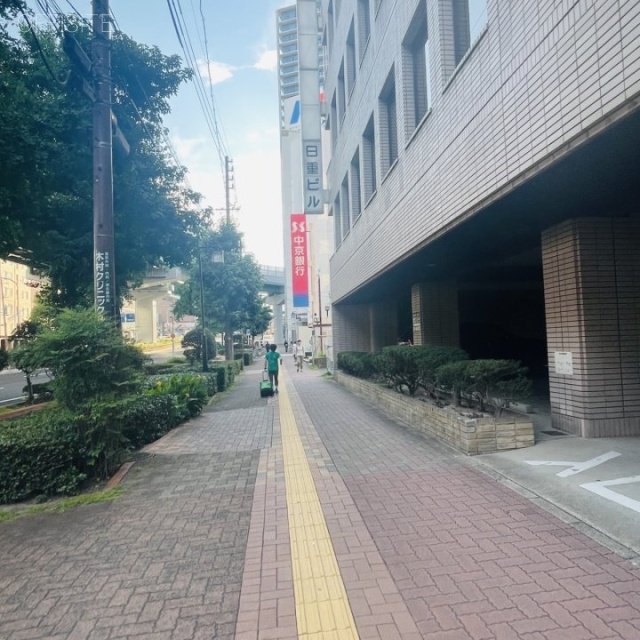 日重ビル 前面歩道