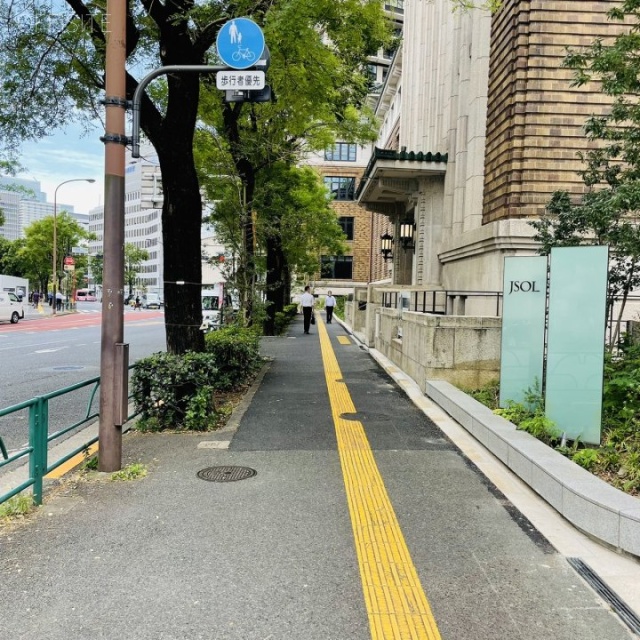 九段会館テラス 前面歩道