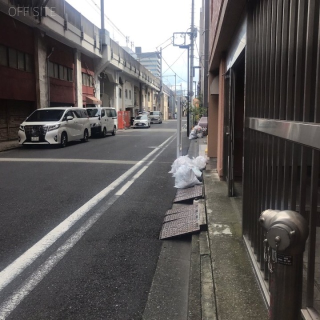 東神田サマリヤマンション ビル前面道路