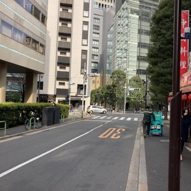 赤坂エムアイビル ビル前面道路