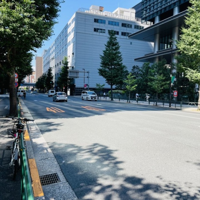 東京サンケイビル ビル前面道路