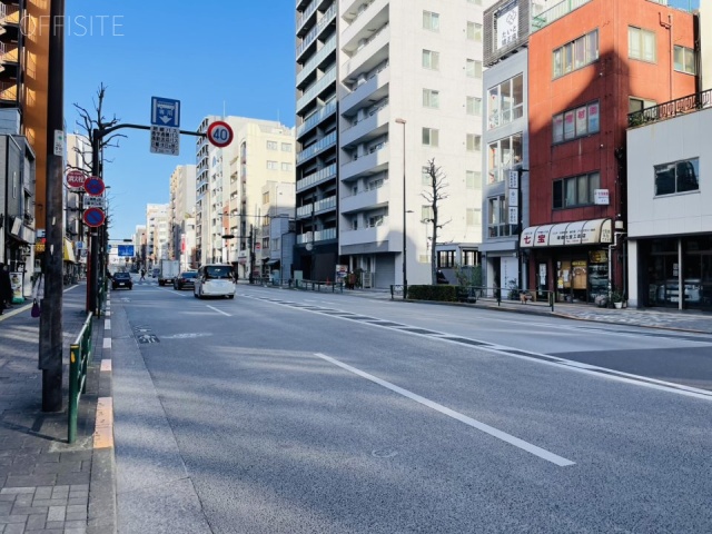 大木ビル　前面に春日通り