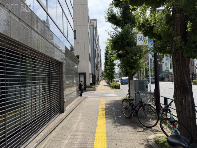 コレクションビル 前面歩道