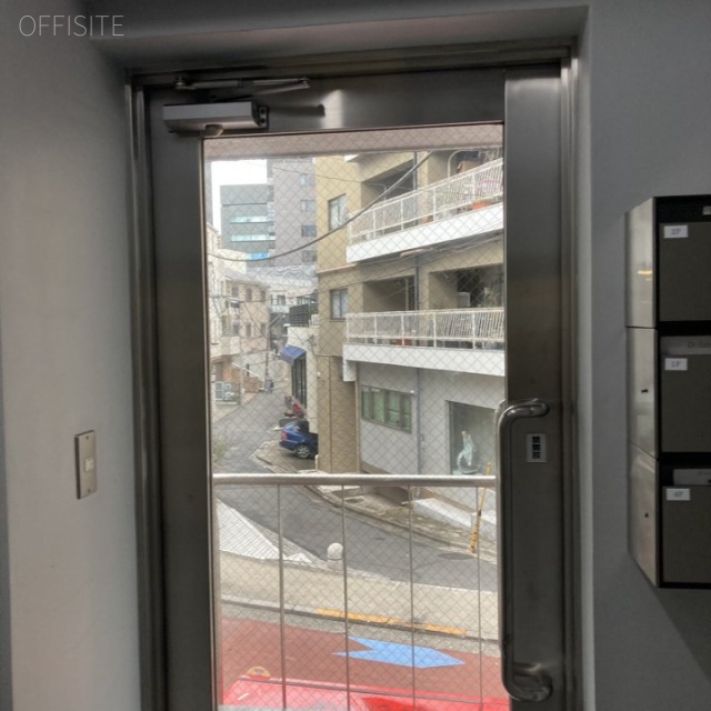 三恵ビル エントランス