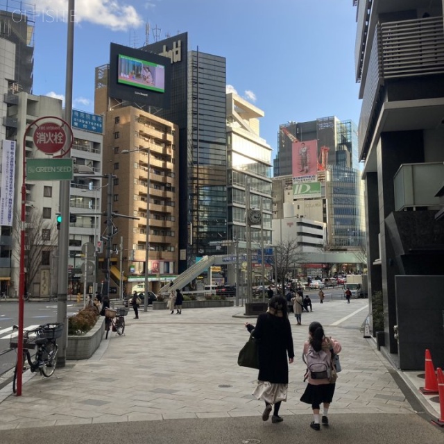 城南信用金庫青山支店 ビル前面道路