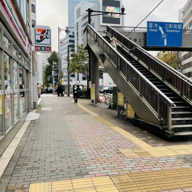 東信青山ビル ビル前面道路