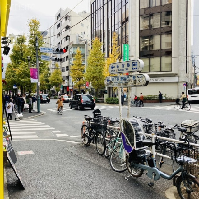 クリーン西新宿ビル ビル前面道路