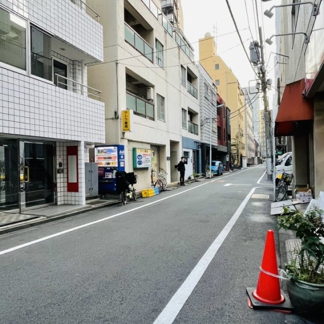 DCCビル　ビル前面道路