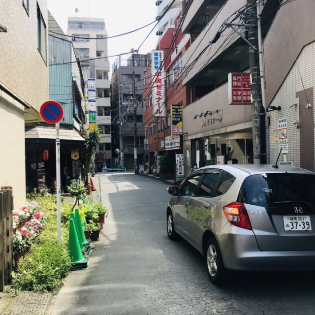 高円寺サニービル ビル前面道路