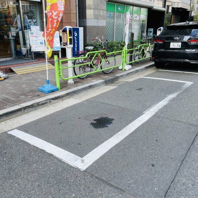 平田ビル 前面に白枠駐車場