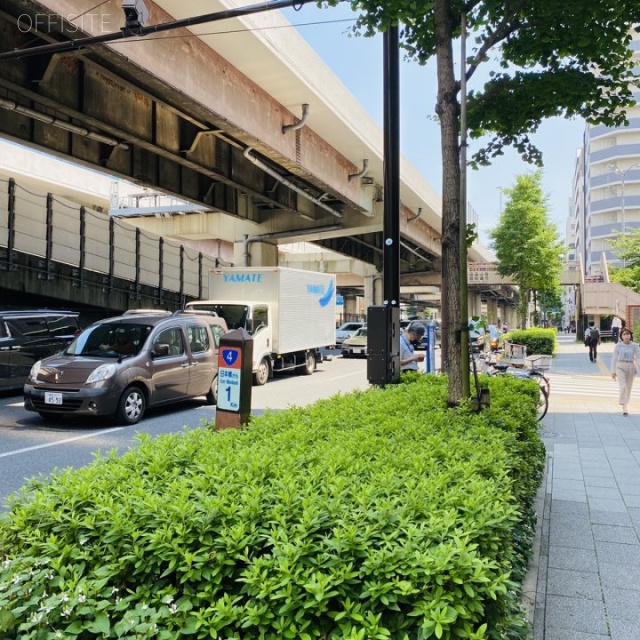 神田美倉町ビル ビル前面道路