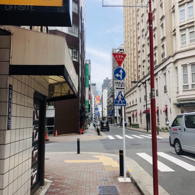 銀松ビル ビル前面道路