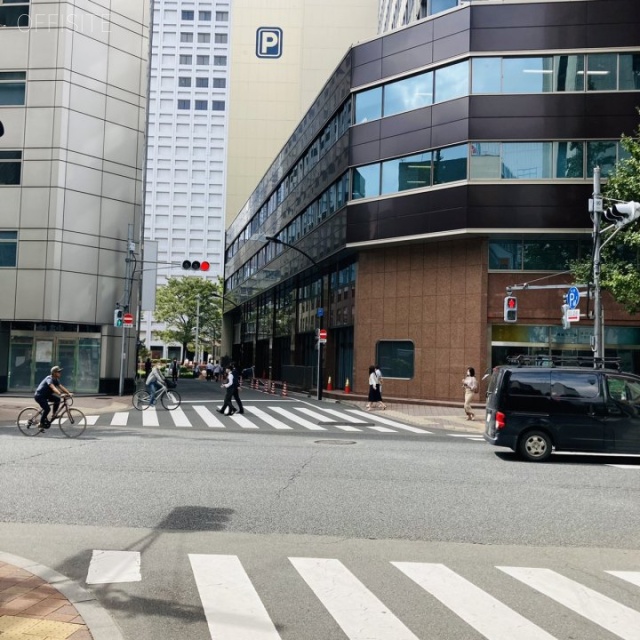 西新宿甲州ビル ビル前面道路
