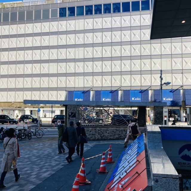 ヨドバシ新宿西口駅前(TKP新宿西口カンファレンスセンター)ビル ビル前面道路
